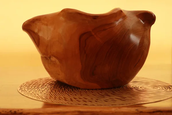 Rzeźbiona drewniana miska z bliska. Zbliżenie rzeźbionej drewnianej miski. Dekoracyjna drewniana miska, grafika — Zdjęcie stockowe