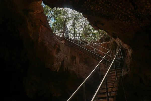 Escalier Acier Inoxydable Dans Grotte Escalier Acier Inoxydable Menant Grotte — Photo