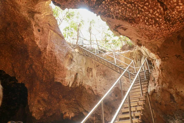 山洞里的不锈钢楼梯 通往印尼龙目岛蝙蝠洞Goa Bangkang Prabu洞的不锈钢楼梯 蓝天的最底层景观 — 图库照片
