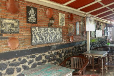 Eski bir meyhanenin içi, geleneksel stil, hediyelik eşyalar ve eski ahşap mobilyalar. Restoranın içi retro tarzında.