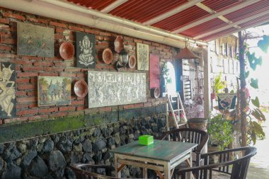 Eski bir meyhanenin içi, geleneksel stil, hediyelik eşyalar ve eski ahşap mobilyalar. Restoranın içi retro tarzında.