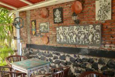 Eski bir meyhanenin içi, geleneksel stil, hediyelik eşyalar ve eski ahşap mobilyalar. Restoranın içi retro tarzında.