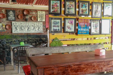 Eski bir meyhanenin içi, geleneksel stil, hediyelik eşyalar ve eski ahşap mobilyalar. Restoranın içi retro tarzında.