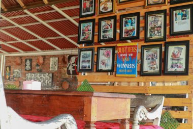 Eski bir meyhanenin içi, geleneksel stil, hediyelik eşyalar ve eski ahşap mobilyalar. Restoranın içi retro tarzında.