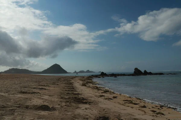 Formazioni Rocciose Sulla Spiaggia Mandalika Kuta Beach Lombok Indonesia Cielo — Foto Stock