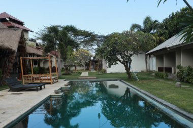 Tropikal otelde lüks yüzme havuzu.