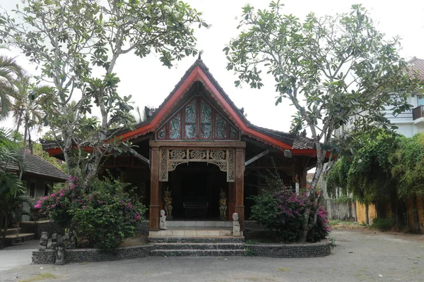 Vorderseite Des Kleinen Holzhauses Traditionellen Indonesischen Stil Mit Terrasse Lombok — Stockfoto