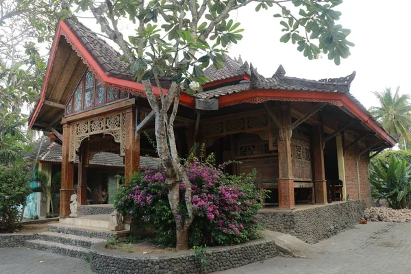 村庄里仍保留着的传统房屋之一 印度尼西亚伦博克岛热带花园中的传统木屋 — 图库照片