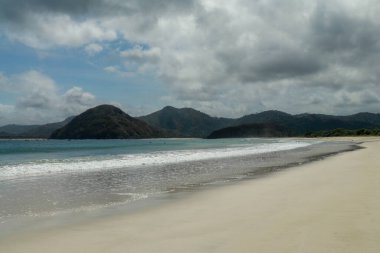 Selong Belanak Sahili, Lombok 'taki en ünlü plajlardan biridir. Özellikle de beyaz kumların güzelliği. Bu plaj aynı zamanda sörf için favori bir yerdir..