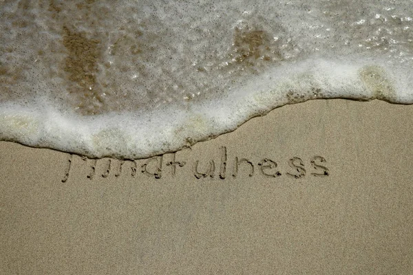 Mindfulness έννοια, προσεκτική διαβίωση, κείμενο γραμμένο στην άμμο της παραλίας — Φωτογραφία Αρχείου