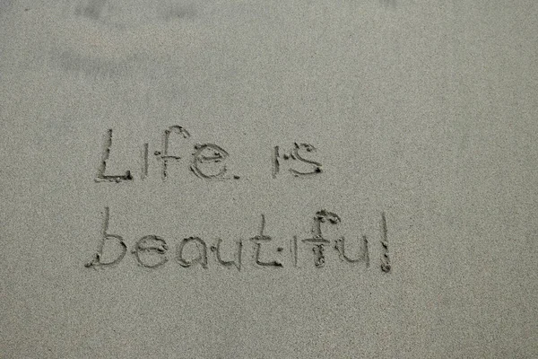Η ζωή είναι όμορφη, θετική σκέψη. Εμπνευσμένο απόσπασμα γραμμένο στην άμμο — Φωτογραφία Αρχείου