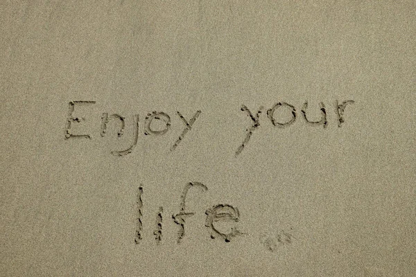 Profitez de votre vie, concept de bonheur, pensée positive, citation inspirante écrite sur la plage de sable — Photo