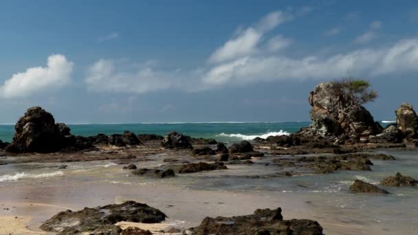 Belle formazioni rocciose sulla spiaggia di Mandalika, Kuta, Lombok, Indonesia. Formazioni rocciose al largo della costa dell'Oceano Indiano — Video Stock