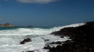 Tanımlanamayan bir adam kayalık bir sahilde deniz hayvanları ve kabukluları topluyor. Dalgalar uçurumdaki adamları tehlikeli bir şekilde tehdit ediyor. Dalgalar Endonezya, Lombok 'taki Tanjung Aan Sahili' ne çarpıyor. Deniz suyu sıçrıyor