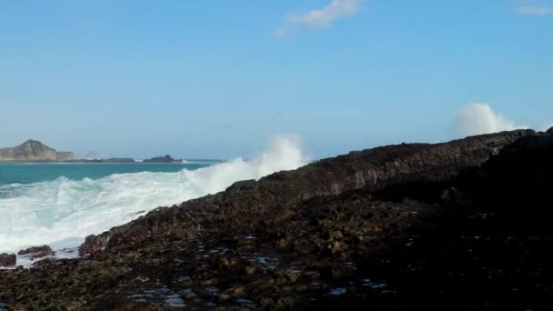 Grandi onde attaccano la costa rocciosa di Tanjung Aan Beach, Lombok, Indonesia. Forte surf sul mare che si schianta sulla costa rocciosa. Acqua di mare spruzzata — Video Stock