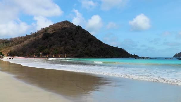 Aerial 4K drone shot of Pantai Selong Belanak, a tropical remote beach with surfers and a bay full of traditional indonesian boats in Lombok, West-Nusa Tenggara, Indonesia — Vídeo de stock