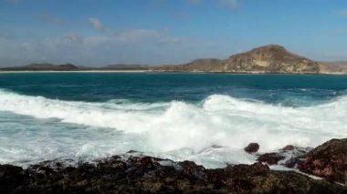 Dalga sahile doğru hareket ediyor ve kayaya ve beyaz kuma çarpıyor. Koh Samed, Tayland