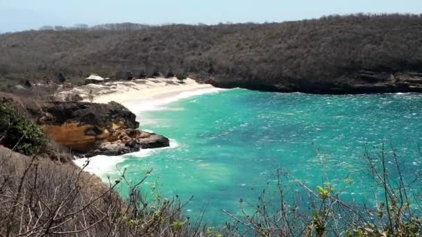 Vista aerea al Jeeva Beloam Beach Camp. Bungalow in legno lungo la spiaggia sabbiosa di Pantai Tanjung Bloam. Spiaggia nascosta Tanjung Bloam nel Lombok orientale — Video Stock