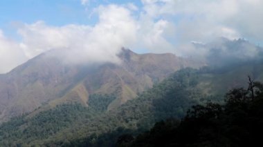 İnsansız hava aracı Endonezya, Lombok 'taki Rinjani Dağı' nın kraterine düşen bulutları yakalar. Rinjani yanardağının tepesine Taman Wisata Pusuk Sembalun 'dan bir bakış açısı