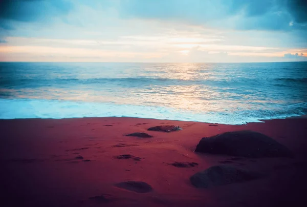 ソフトフォーカス青い海と空の夕暮れドラマチックなフィルター効果 — ストック写真