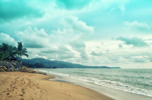 Letní pláž s modrou oblohou písek ANS, mořská vlna — Stock fotografie