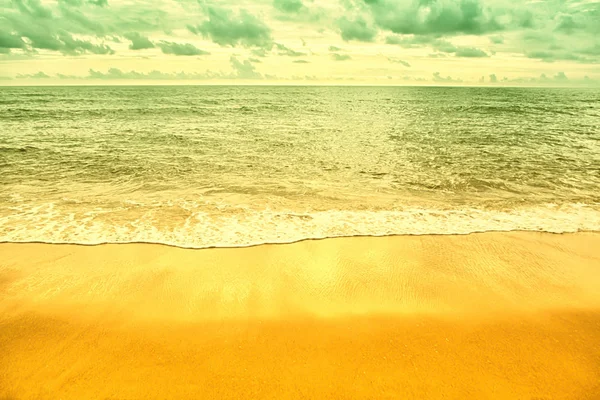 Färgglada hav, himmel på stranden våren, sommar natur röd — Stockfoto