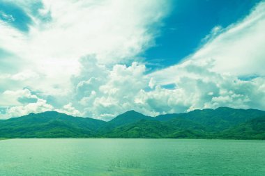 mavi gökyüzü ve bulutlar doğa giriş ile dağ güzel görünümü