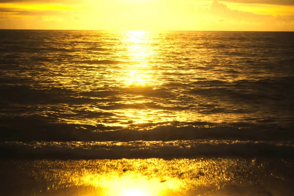 Goldenes Meer und Himmel vor dem Hintergrund des Strandes — Stockfoto