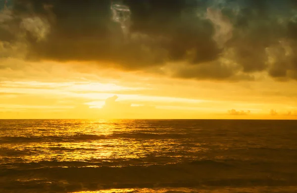 Goldene Meereswelle bei Sonnenuntergang — Stockfoto