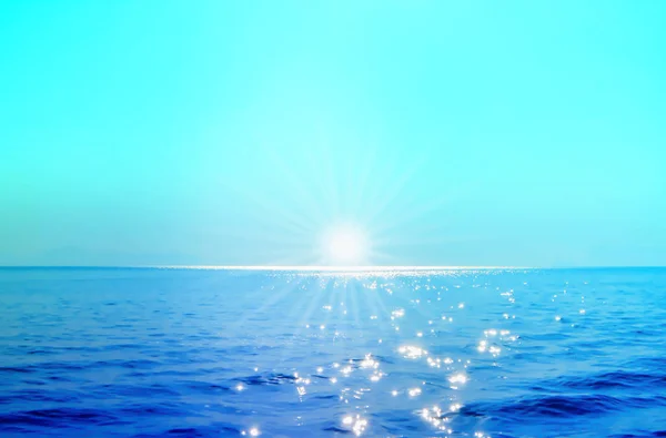 Mar azul y amanecer reflejan en onda ondulada, primavera abstracta — Foto de Stock