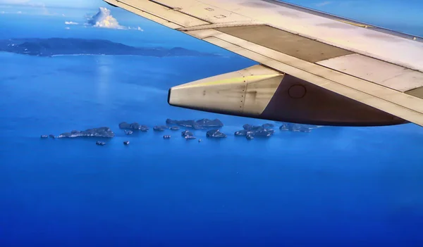 El mar y la isla, vista desde la ventana del avión — Foto de Stock