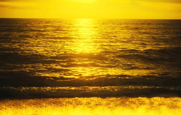 黄金の海と夕日のビーチ — ストック写真