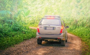 Dağ yolunda giden araba.  