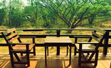 Kahverengi ahşap masa ve sandalyeler ayarla 