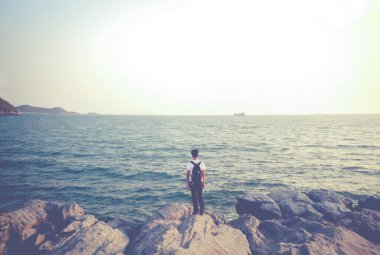 Denizde gezinen yalnız bir adam  