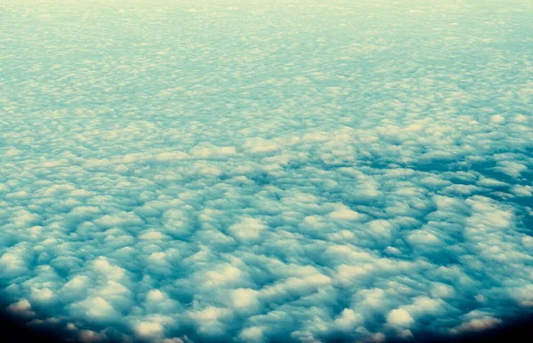 Mavi Gökyüzü Bulutlar Pencere Uçağından Görünüyor — Stok fotoğraf