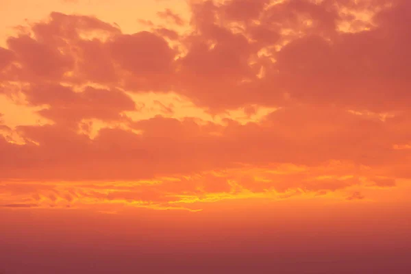 석양을 배경으로 갈색과 오렌지색 하늘과 — 스톡 사진