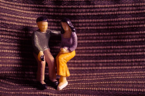 Casal Figuras Pessoa Sentada Conjunto Assento Marrom Abstrato Conceito Amor — Fotografia de Stock