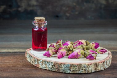 Küçük cam şişede gül yağı