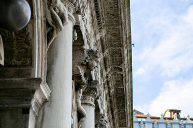 Eski bir binanın başkenti güzelliğiyle çarpıcı.