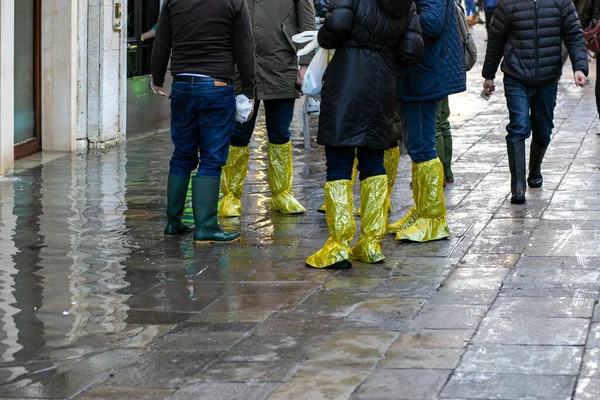 Caso Pioggia Turisti Indossano Copriscarpe Luminose Proteggere Piedi Dall Umidità — Foto Stock