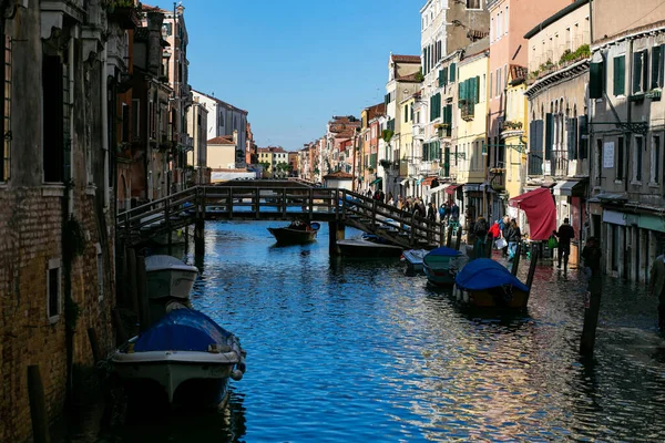 多くのボートはヴェネツィアの狭い運河を航行します — ストック写真
