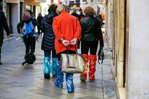Европейские Пенсионеры Рады Прогуляться Улицам Венеции — стоковое фото