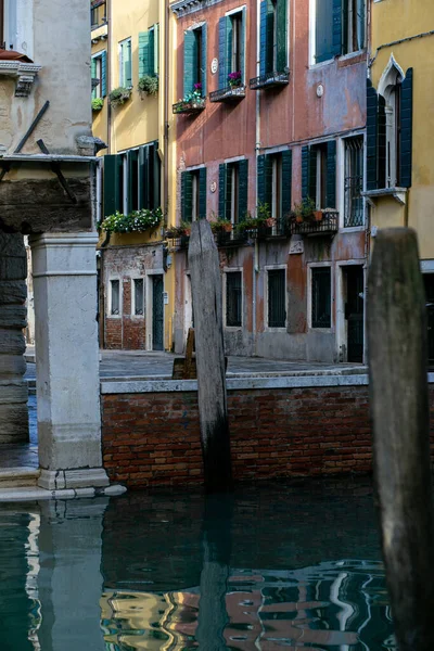 Venedik Kanalları Boyunca Uzanan Renkli Binalar Suya Yansıyor — Stok fotoğraf