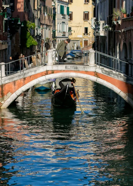 Gondola Lebeg Egy Beton Híd Alatt Egy Velencei Csatorna Felett — Stock Fotó