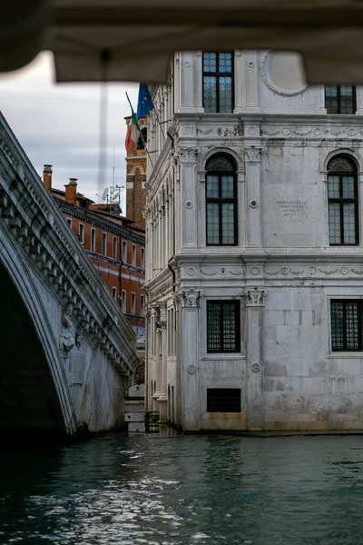 Venedik Birçok Kanal Köprüsünün Altında Yelken Açmak — Stok fotoğraf