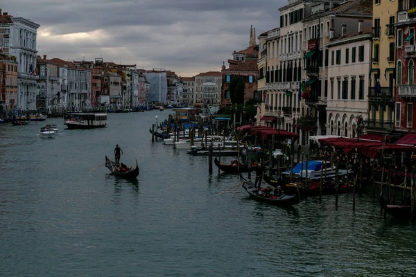 Bulutlu Havada Bile Teleferiğe Binmek Isteyen Bir Sürü Insan Var — Stok fotoğraf