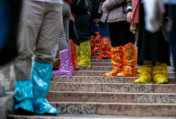 Время Паводкового Сезона Венеции Туристы Надевают Яркие Чехлы Обуви Ноги — стоковое фото