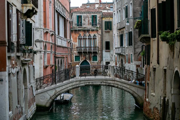 你可以无休止地欣赏威尼斯的运河和桥梁 — 图库照片