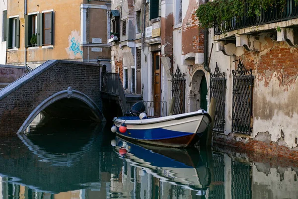 Barco Branco Azul Está Cais Perto Edifício Veneziano Velho Fotografias De Stock Royalty-Free